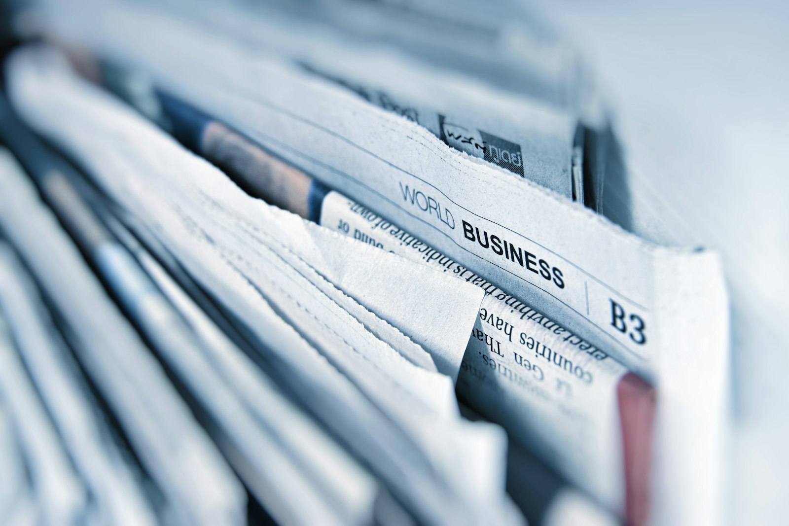Stos gazet — codzienna prasa