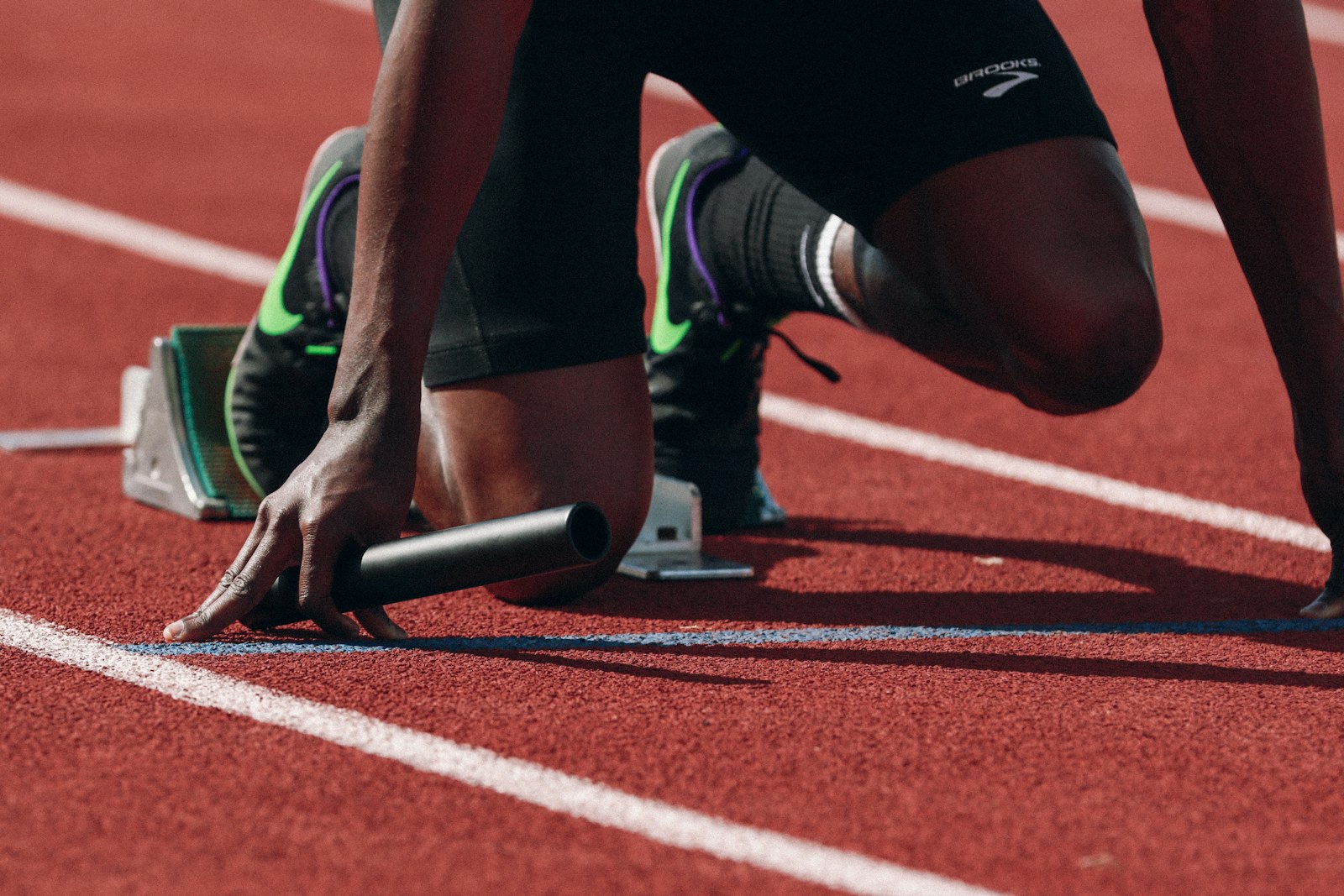 Biegacz na starcie na bieżni lekkoatletycznej